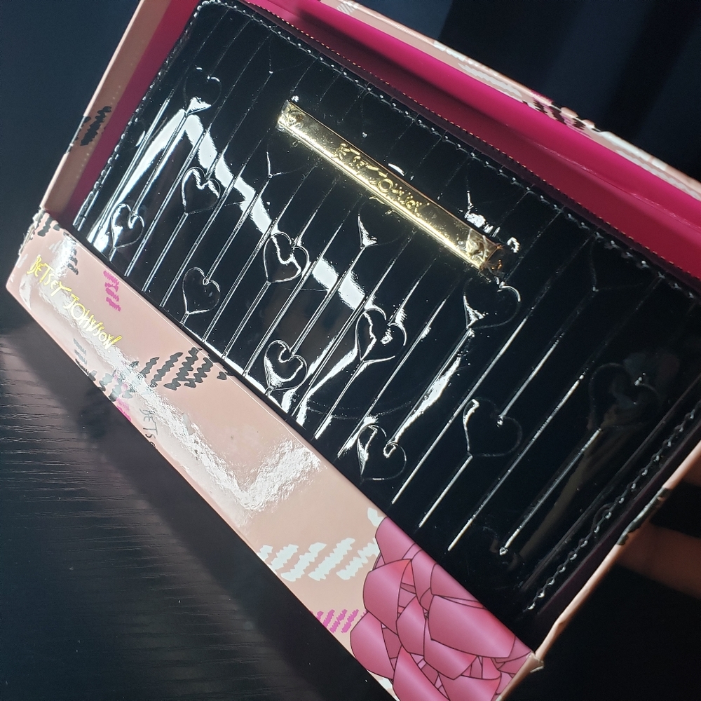 NIB Betsey Johnson Heart Zip Around